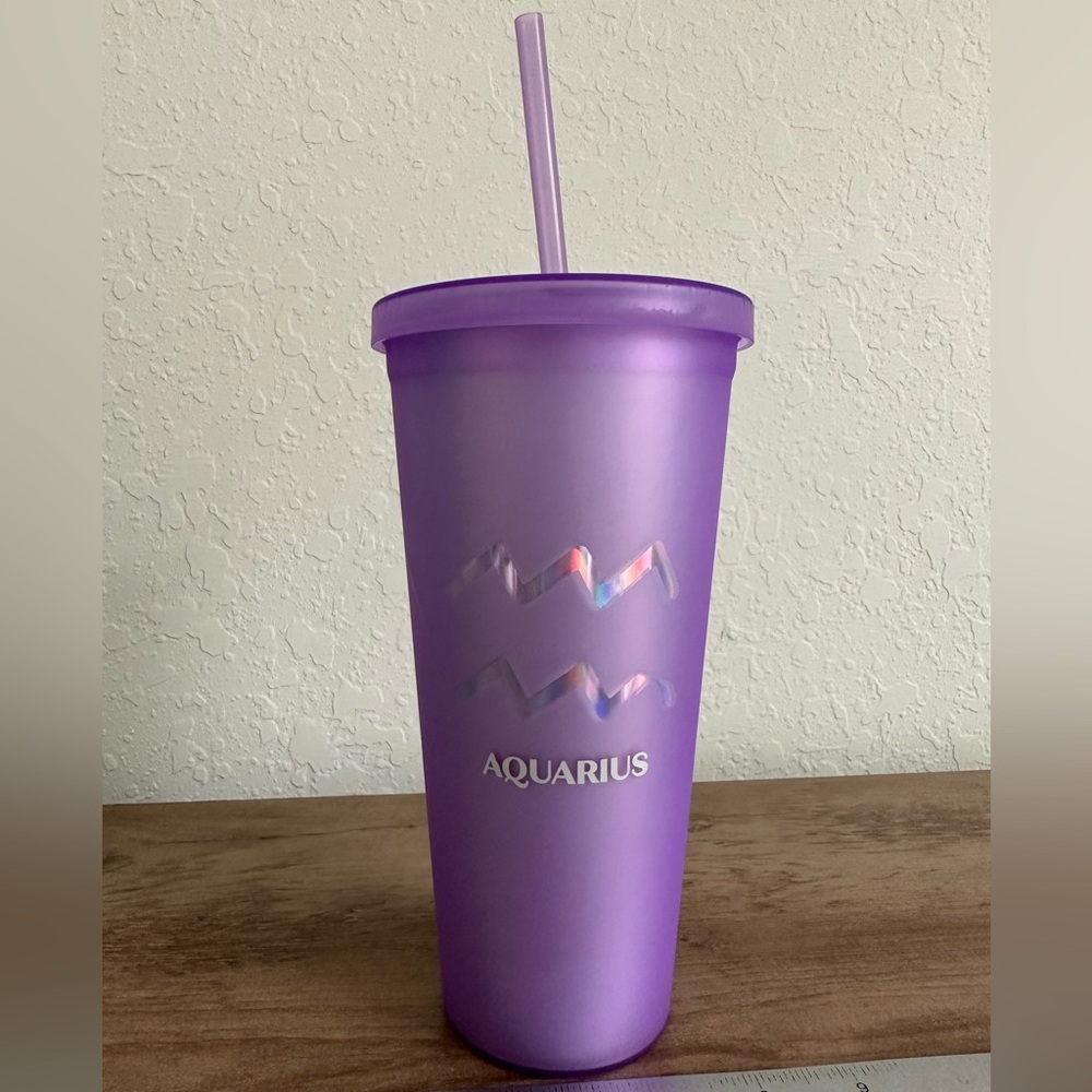 Tumbler with straw 22floz 
Zodiac Tumbler AQUARIUS JANUARY 20 - FEBRUARY 18